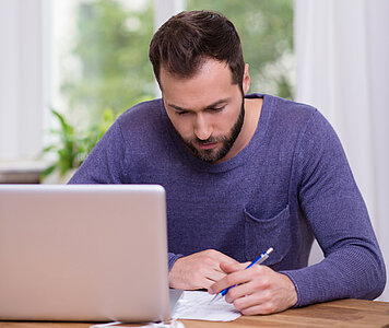 GRünder am Schreibtisch mit Laptop