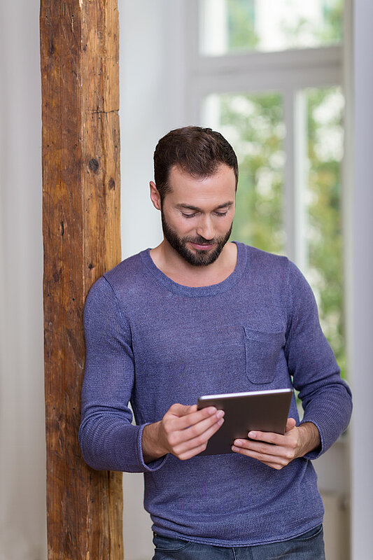 Gründer mit Tablet